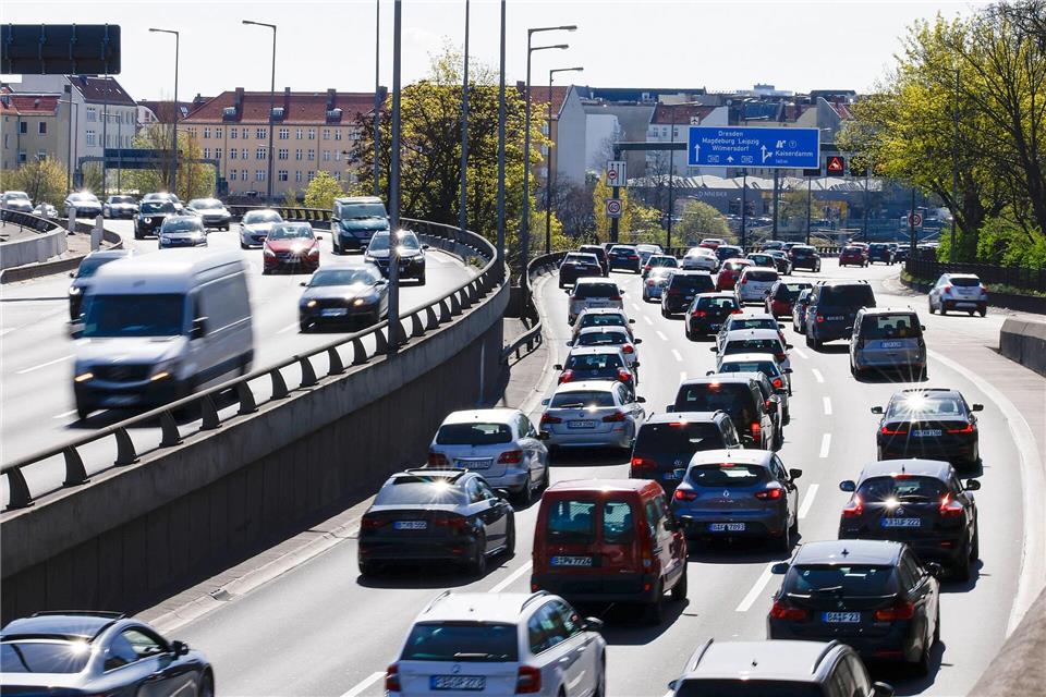 Rund um Ostern ist auf Berliner Straßen mit besonders viel Verkehr zu rechnen. (Archivbild)Carsten Koall/dpa