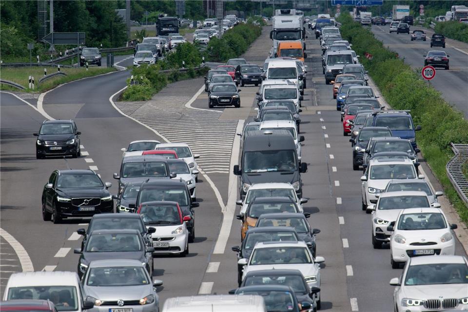 Rund um Pfingsten wird es auf den Autobahnen wieder voll. (Archivbild)Henning Kaiser/dpa