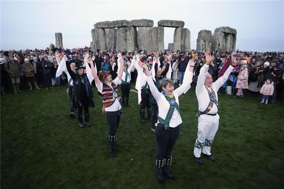 Rund um Stonehenge wird getanzt, gesungen und gefeiert.Andrew Matthews/PA Wire/dpa