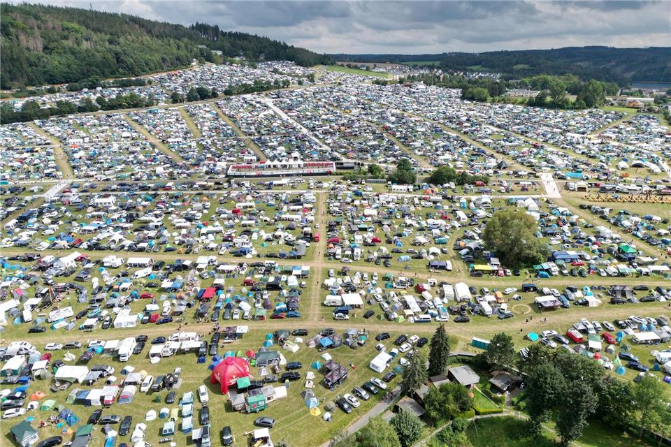 Rund um das Festival entsteht jedes Jahr eine riesige Zeltstadt. (Archivbild)Bodo Schackow/dpa