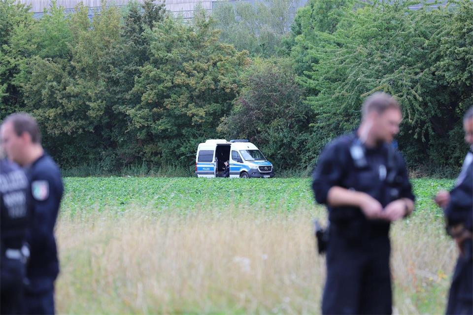 Rund um das Kraftwerk ist die Polizei seit Montagnachmittag mit zahlreichen Kräften im Einsatz.Sascha Thelen/dpa