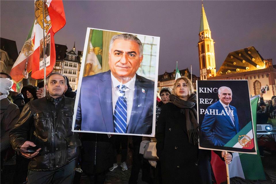 Rund um das Tagungshotel im Hotel Bayerischer Hof wurde schon zum Auftakt der Sicherheitskonferenz gegen die Regierung im Iran demonstriert. Am Samstag werden 100.000 Menschen bei einer weiteren Großkundgebung auf der Theresienwiese erwartet. Boris Roessler/dpa