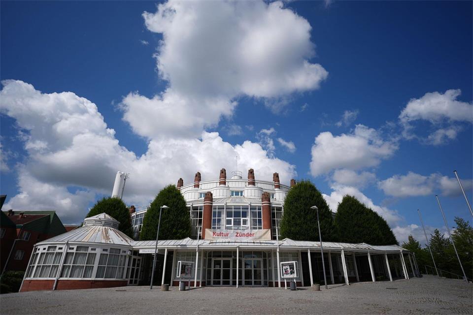 Rund um das Theater Itzehoe soll die neue Störschleife gebaut werden. Marcus Brandt/dpa