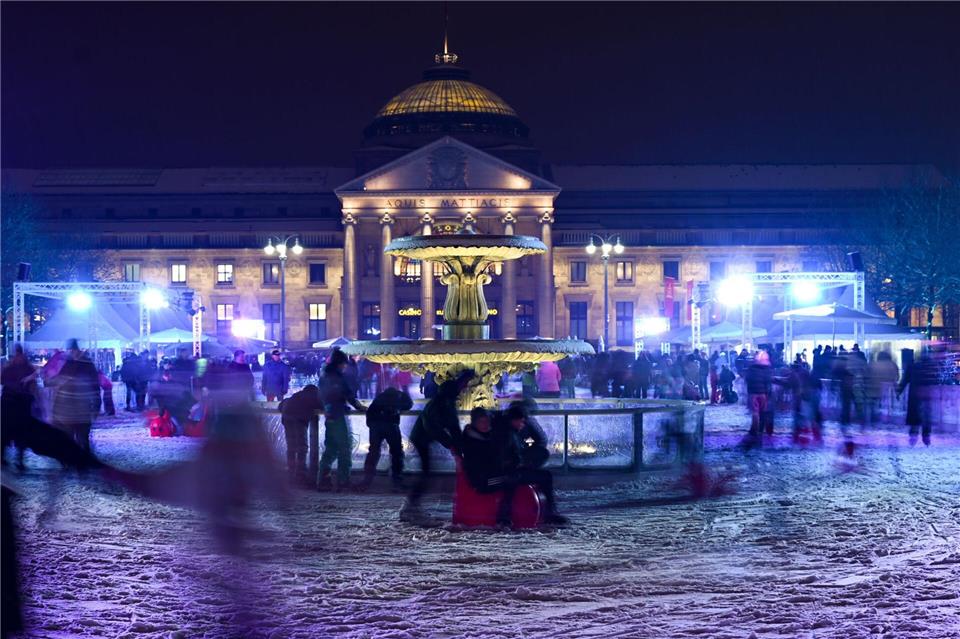 Rund um das Wiesbadener Kurhaus am Bowling Green gilt ein Böllerverbot. (Archivbild)Arne Dedert/dpa