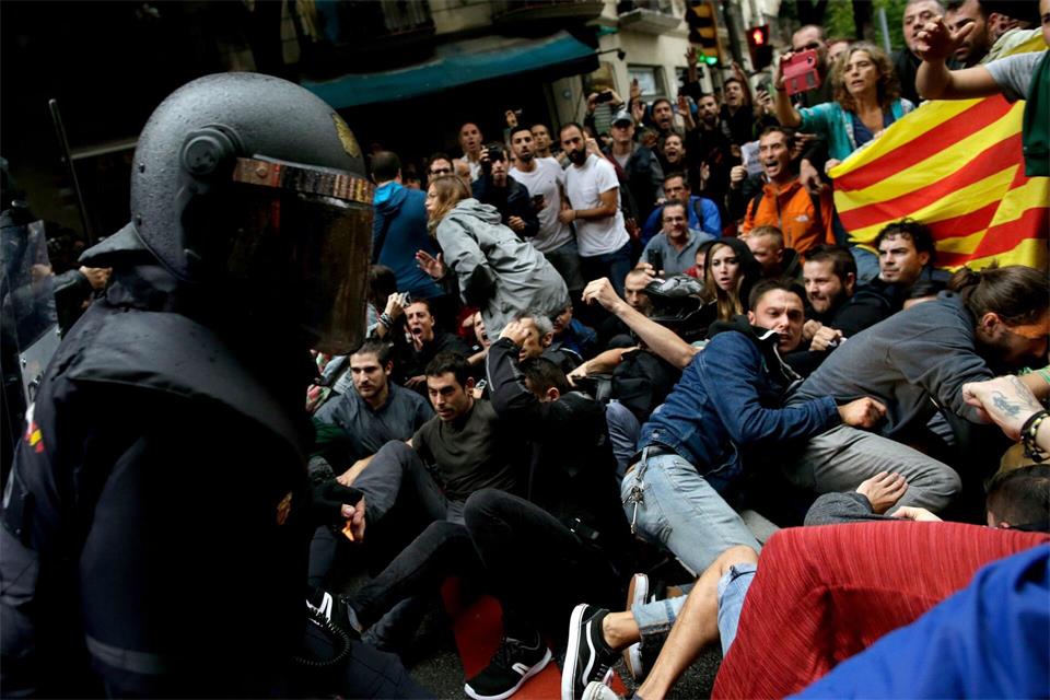 Rund um das illegale Unabhängigkeitsreferendum in Katalonien 2017 kam es zu heftigen Zusammenstößen zwischen der Polizei und Demonstranten.picture alliance / Manu Fernandez/AP/dpa