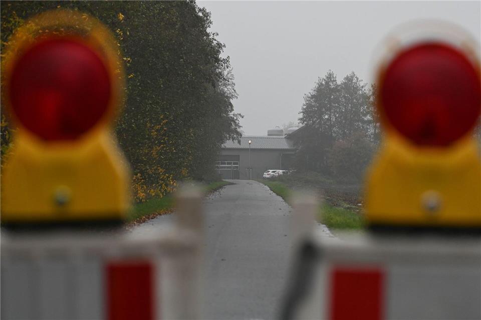 Rund um den Ausbruchsbetrieb gelten strenge Seuchenbekämpfungsmaßnahmen. (Archivbild)Lars Penning/dpa