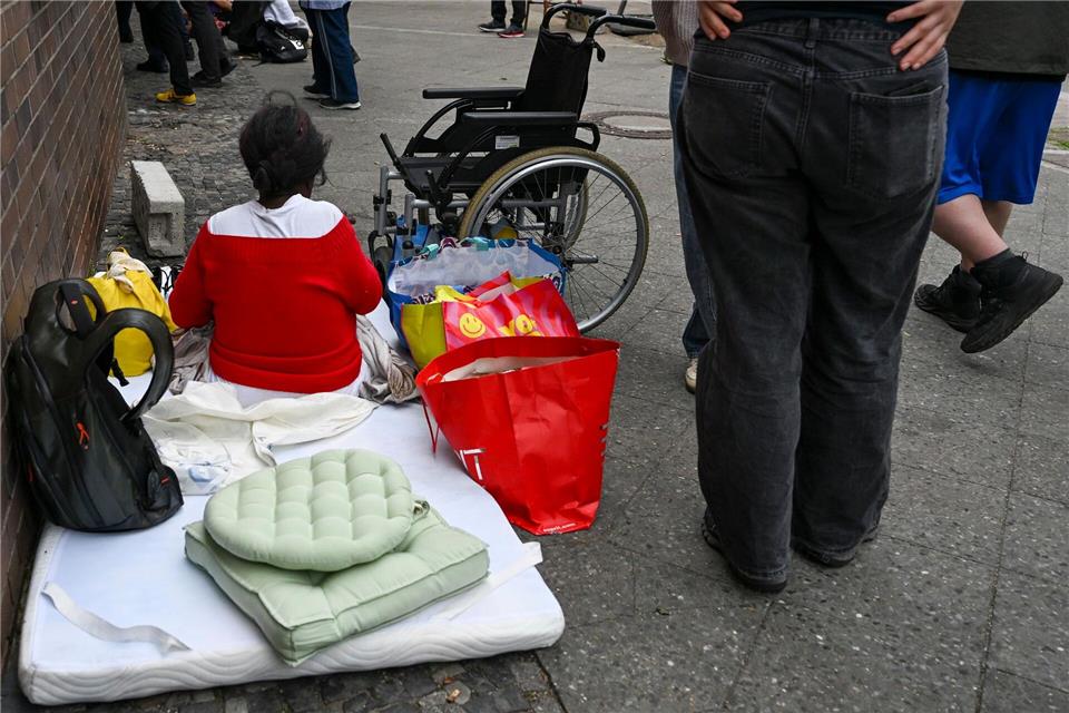 Rund um den Bahnhof Zoo in Berlin gibt es sehr viele obdachlose Menschen.    Jens Kalaene/dpa