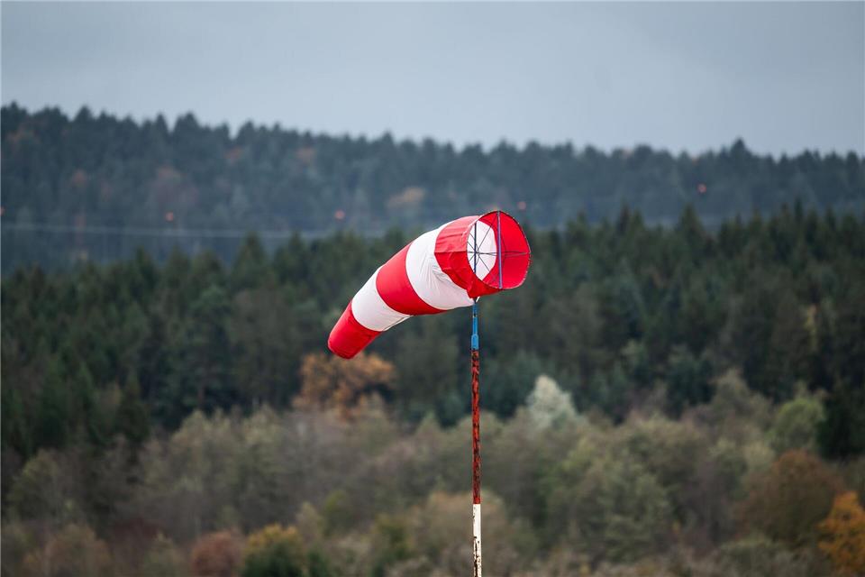 Für Sonntagsausflügler wird’s neblig - stürmisch am Feldberg Rund um den Feldberg soll es laut Deutschem Wetterdienst erneut stürmisch werden. Silas Stein/dpa