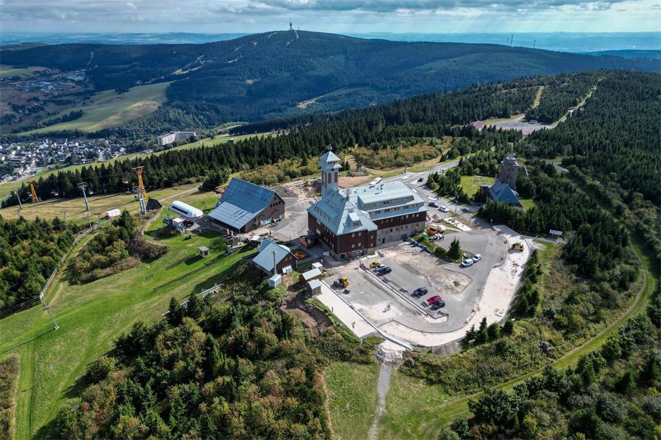 Rund um den Fichtelberg gibt es zahlreiche Wege für Wanderungen. Nun startet ein neues sportliches Angebot für Trailrunner. Hendrik Schmidt/dpa