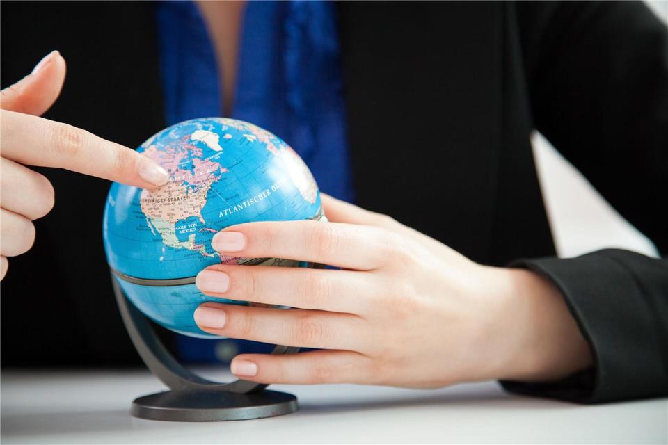 Auslandsrente erarbeitet? So fordern Sie Ihre Ansprüche ein  Rund um den Globus gearbeitet? Dann haben Sie unter Umständen auch in anderen Ländern als Deutschland Rentenansprüche erworben.Christin Klose/dpa-tmn