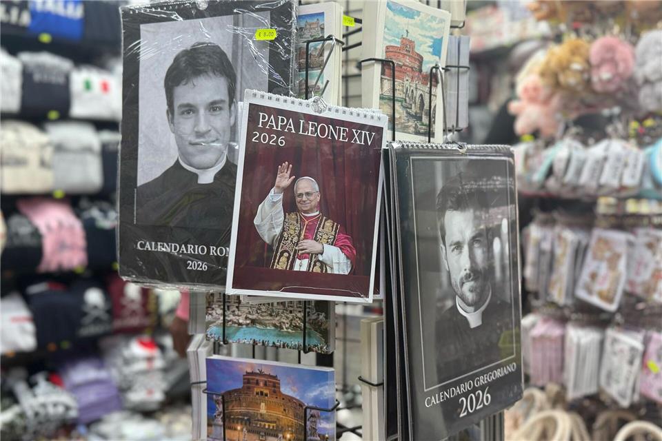 Rund um den Petersdom werden Kalender von Papst Leo XIV. sowie echten und falschen Priestern verkauft.Christoph Sator/dpa