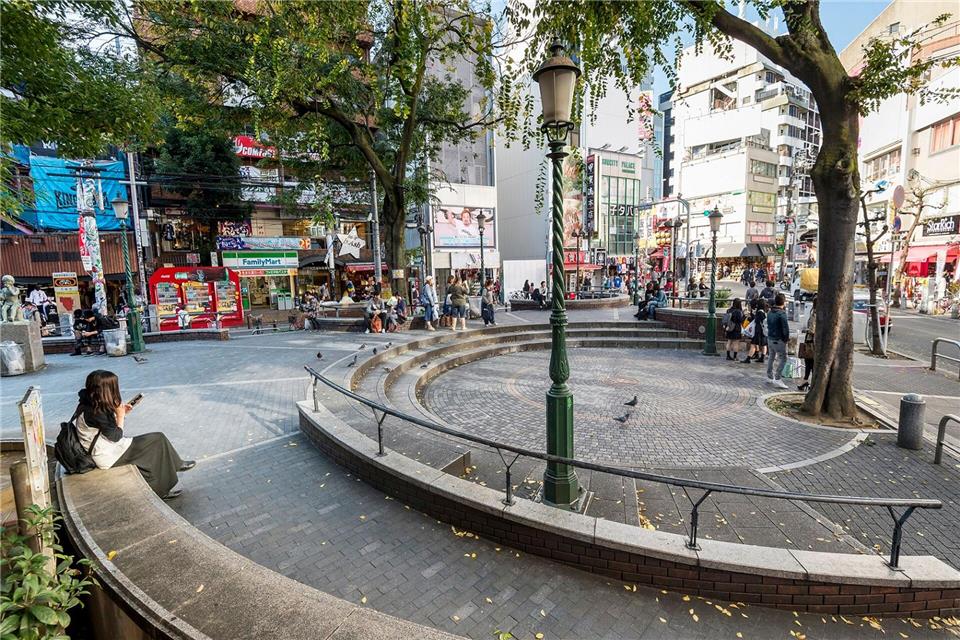 Rund um den Sankaku Park decken sich Osakas Hipster mit Vintage-Kleidung ein.Osaka Convention & Tourism Bureau/dpa-tmn
