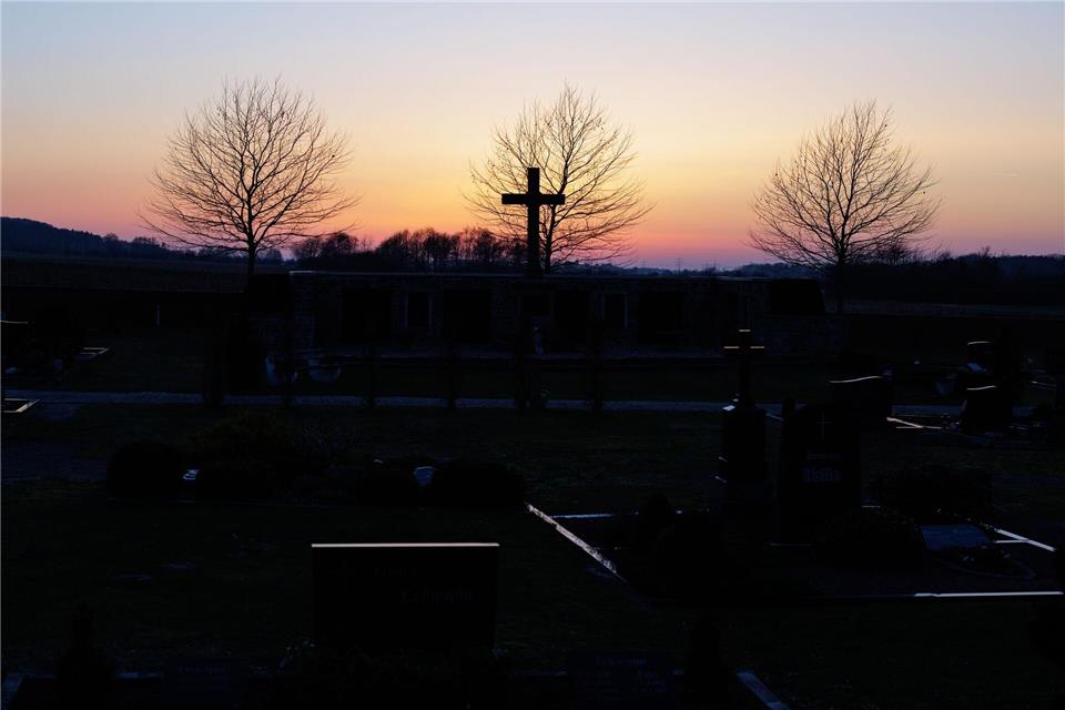 Rund um den Sonnenuntergang findet in der Balzzeit der Rebhühner die jährliche Zählung statt. Der Rundgang mit Helfern an Feldern in Brockum in Niedersachsen startet in der Nähe des Friedhofes. David Ebener/dpa