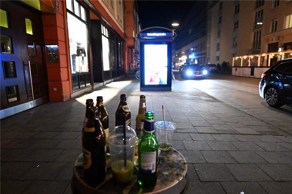Rund um die Münchner Uni hinterlassen Feiernde Müll.Felix Hörhager/dpa