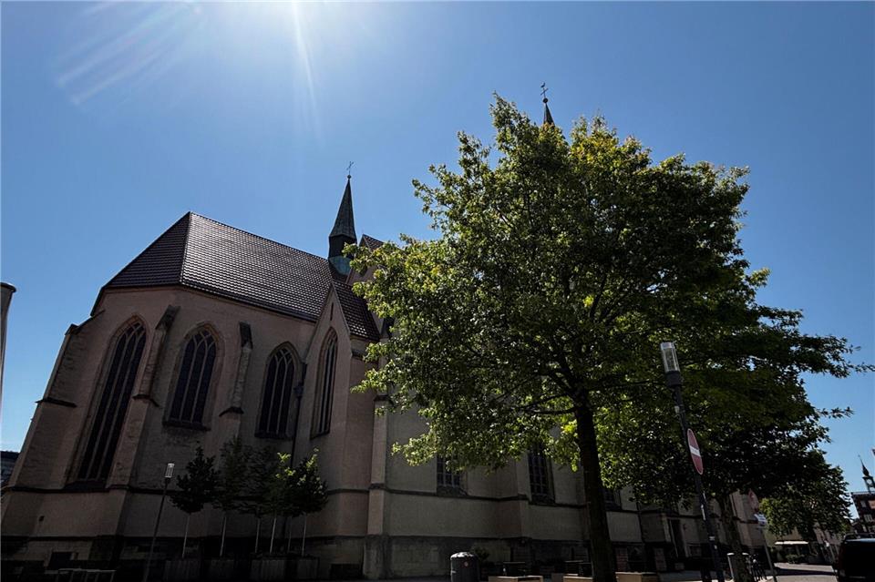 Rund um die Remigiuskirche knallt die Sonne aufs Pflaster. Trotzdem: Der Bereich zwischen Kirche und Mühlenstraße ist im Hochsommer besonders angenehm, weht hier doch zuverlässig ein Lüftchen.