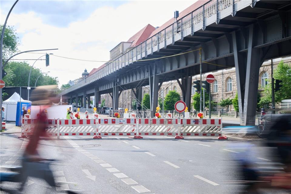 Rund um die U-Bahn-Station Hallesches Tor ist eine Seite der Straße für Autos gesperrt.Annette Riedl/dpa