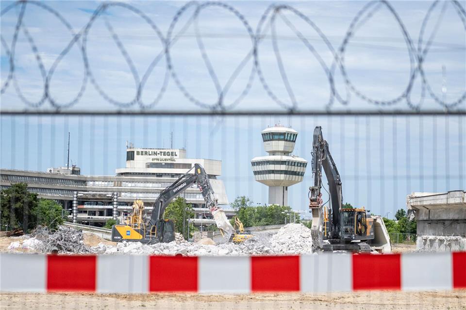 Rund um die früheren Flughafenterminals in Tegel wird gebaggert und beräumt.Fabian Sommer/dpa