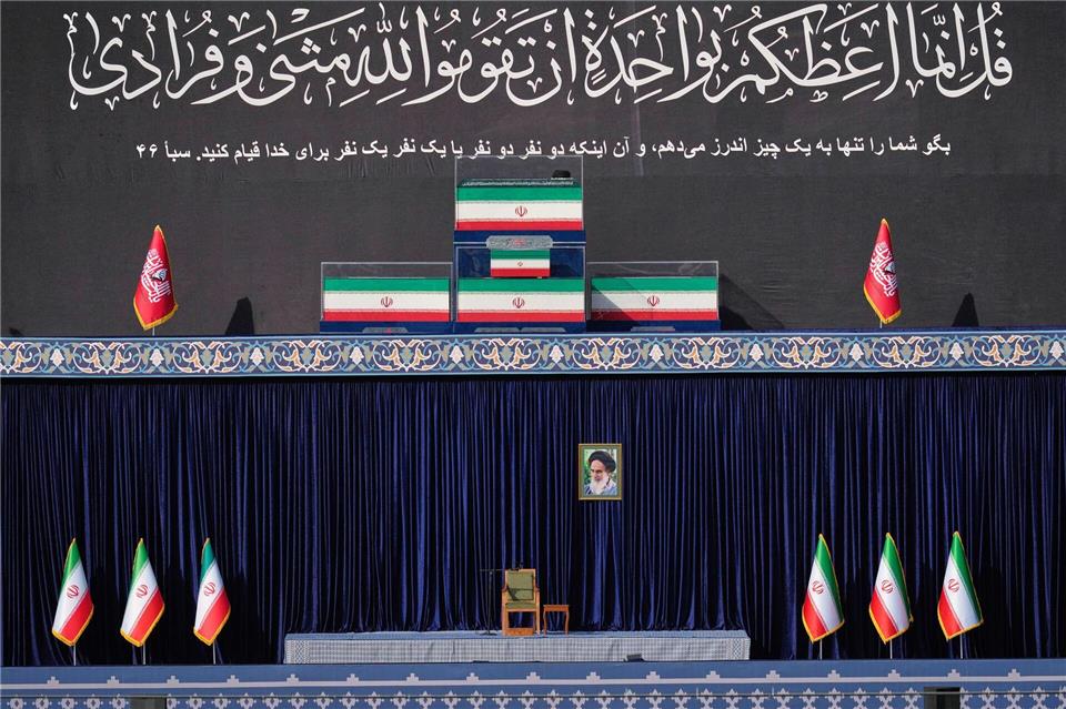 Rund vier Monate nach seiner Tötung soll Irans Staatsoberhaupt Ajatollah Ali Chamenei beerdigt werden. Altaf Qadri/AP/dpa