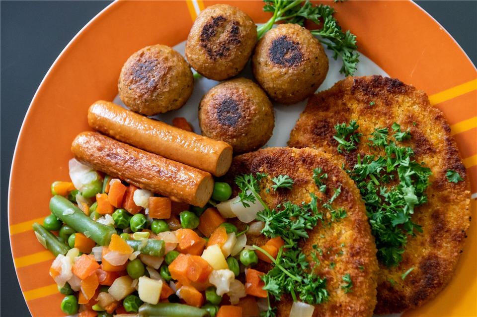Rund vier Prozent bezeichneten ihre Ernährung im Nationalen Ernährungsmonitoring als vegetarisch. Etwa ein Prozent gab an, sich vegan zu ernähren. (Archivbild) picture alliance/dpa