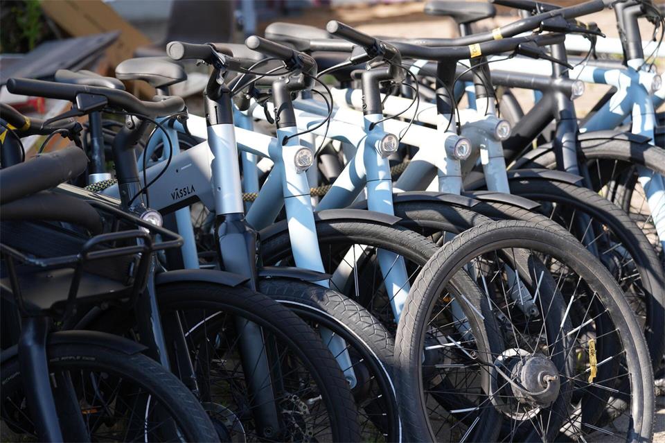 Rund zehn ausgestellte E-Bikes wurden aus einem Fahrradladen gestohlen. (Symbolbild)Marcus Brandt/dpa /dpa