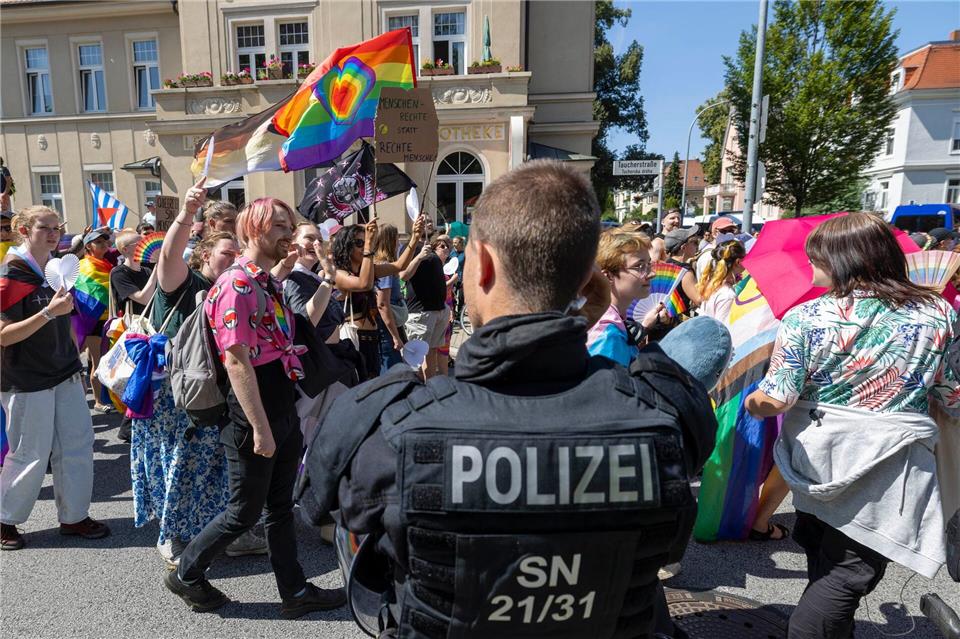 Bericht: CSD-Demos im Osten im Fokus Rechtsextremer  Rund zwei Drittel der CSD-Demos in Ostdeutschland wurde laut Bericht von Störungen begleitet. Besonders betroffen: Magdeburg und Bautzen. (Archivbild)Daniel Wagner/dpa
