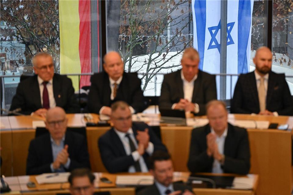 Rund zwei Jahre lang hat vor dem Wiesbadener Landtag die Israel-Fahne neben der Deutschland-Flagge gehangen. (Archivbild)Arne Dedert/dpa