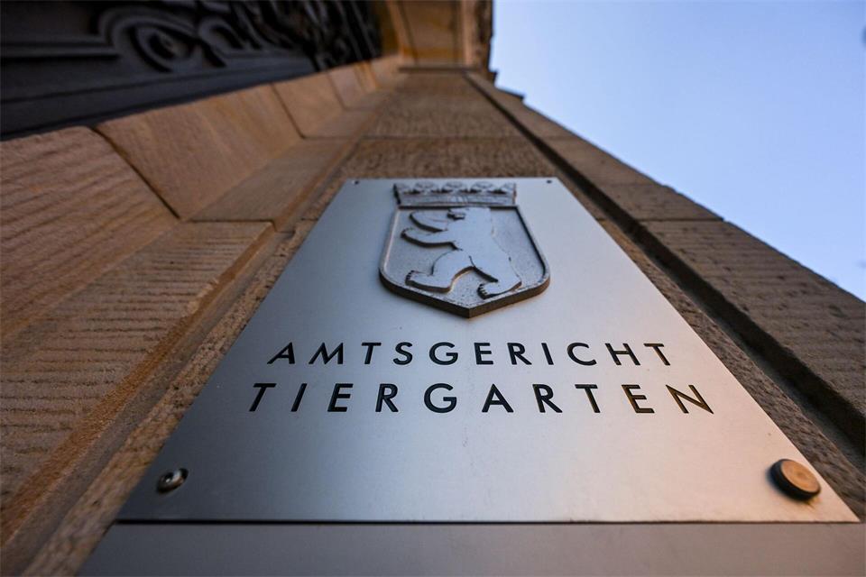 Rund zwei Jahre nach einem Messerangriff auf seine damals 87 Jahre alte Mutter stand ein 62-Jähriger vor Gericht. (Symbolbild) Jens Kalaene/dpa