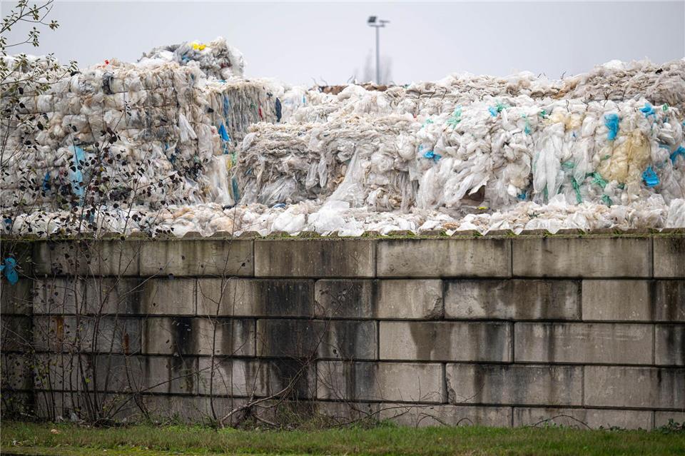 Rund zwei Wochen nach dem Fund eines toten Babys im Müll sind die Hintergründe weiter unklar. (Archivbild)Sina Schuldt/dpa