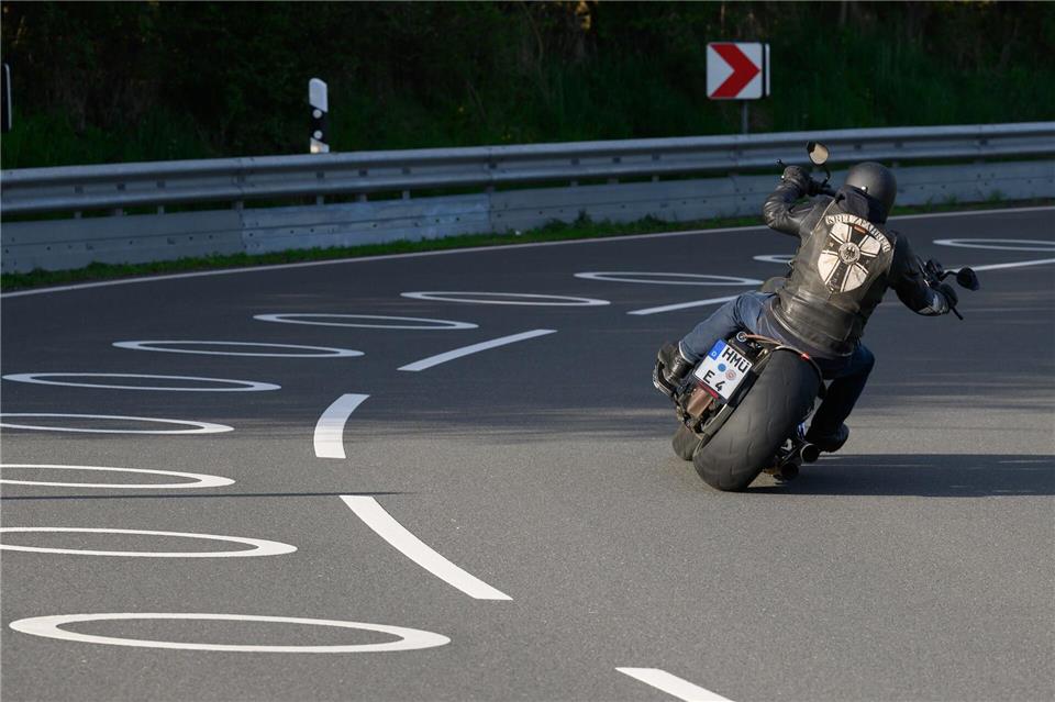 Runde Markierungen sollen in Südniedersachsen Motorradfahrer vor schweren Verletzungen schützen.Swen Pförtner/dpa