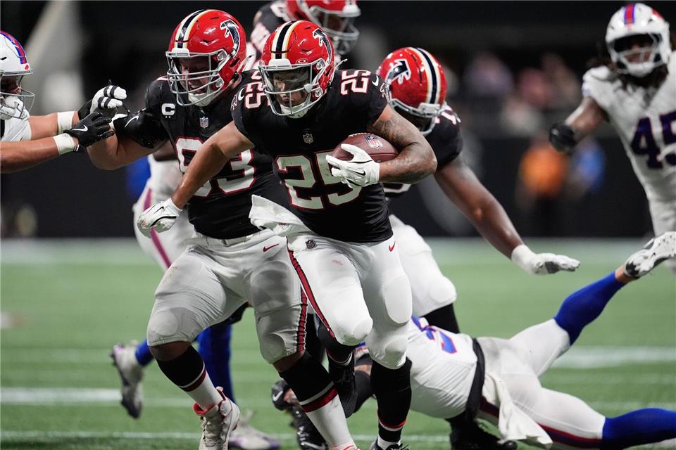NFL: Zweite Bills-Pleite in Folge - Bears feiern spät Running Back Tyler Allgeier erzielte den ersten Touchdown für Atlanta.Mike Stewart/AP/dpa