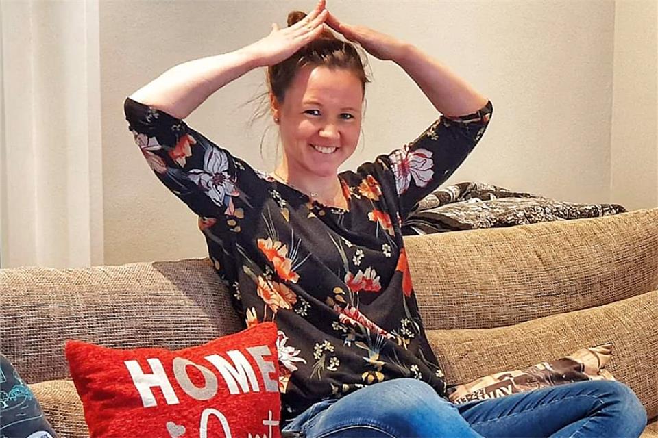 Runter vom Sofa, zurück auf den Rasen: Profifußballerin Marina Hegering hat in der Corona-Pandemie dafür geworben, zu Hause zu bleiben. Jetzt kann sie endlich wieder ihrem Job nachgehen.