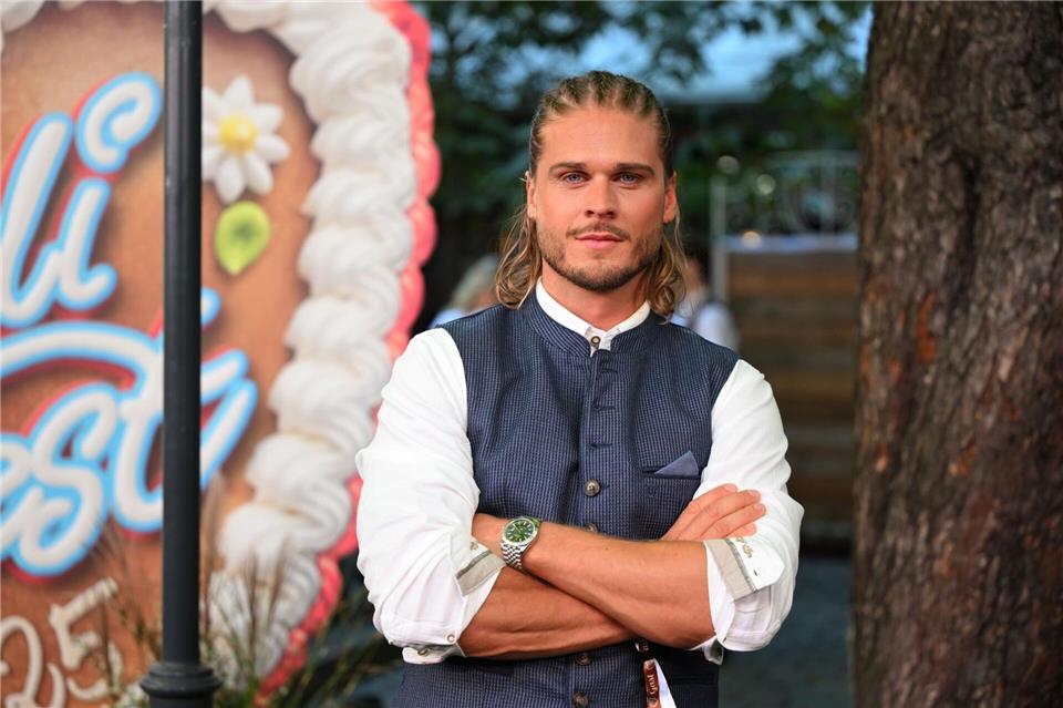 Rúrik Gíslason spielt in einer Hundekomödie bei Netflix den Coach Nodon - Start ist am 1. April. (Archivbild)Felix Hörhager/dpa