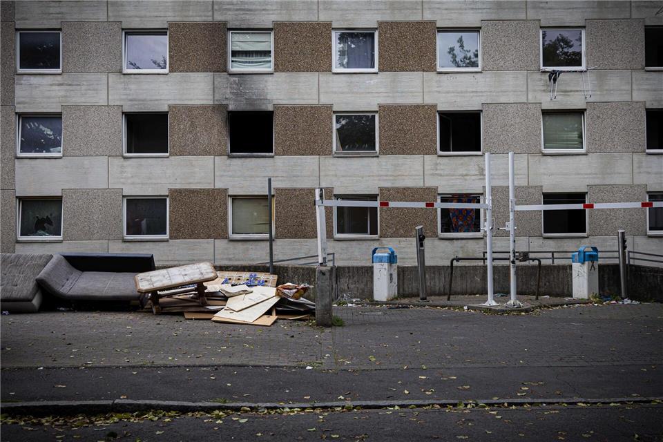 Ruß und Sperrmüll prägten zuletzt das äußere Bild des Gebäudes. (Archivbild)Moritz Frankenberg/dpa