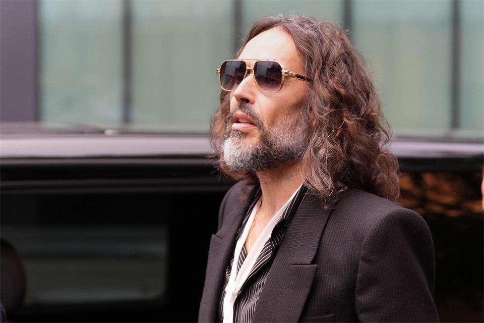 Russell Brand muss sich derzeit wegen Vorwürfen sexueller Gewalt vor Gericht verantworten.Ben Whitley/PA Wire/dpa