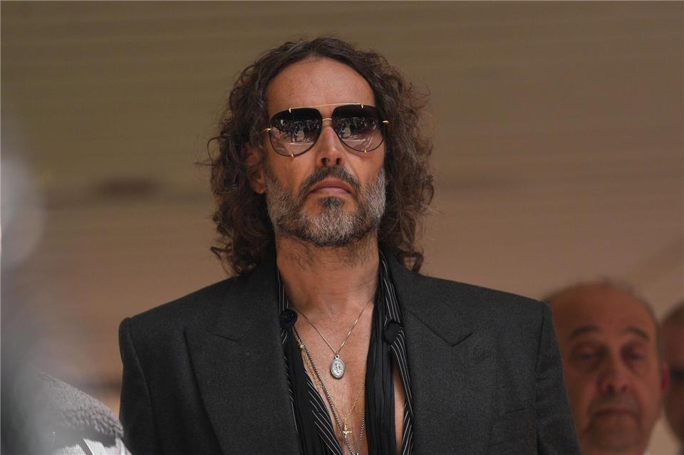 Russell Brand muss trotz der schweren Vorwürfe wegen mutmaßlich sexueller Übergriffe nicht in Untersuchungshaft. (Archivfoto)Yui Mok/PA Wire/dpa