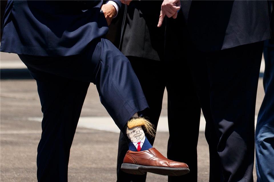 Russische Abgeordnete haben bei ihrem ersten US-Besuch seit mehr als zehn Jahren als Geschenk Socken mit dem Bildnis von Präsident Donald Trump geschenkt bekommen. (Symbolbild)Evan Vucci/AP/dpa