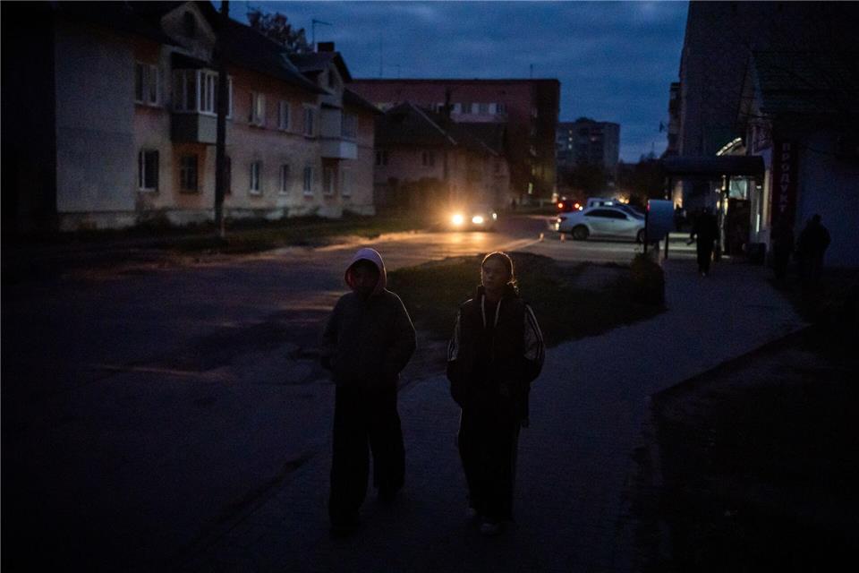 Russische Angriffe haben viele Städte der Ukraine ins Dunkel gestützt. Julia Demaree Nikhinson/AP/dpa