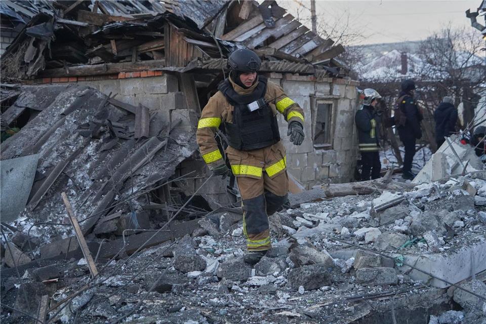 Russische Bomben trafen ein Viertel mit Einfamilienhäusern in Charkiw. Andrii Marienko/AP/dpa