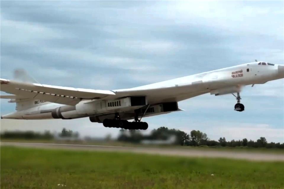 Russische Langstreckenbomber fliegen nach ukrainischen Angaben zu ihren Einsatzgebieten. (Archivbild)Russisches Verteidigungsministerium/AP/dpa