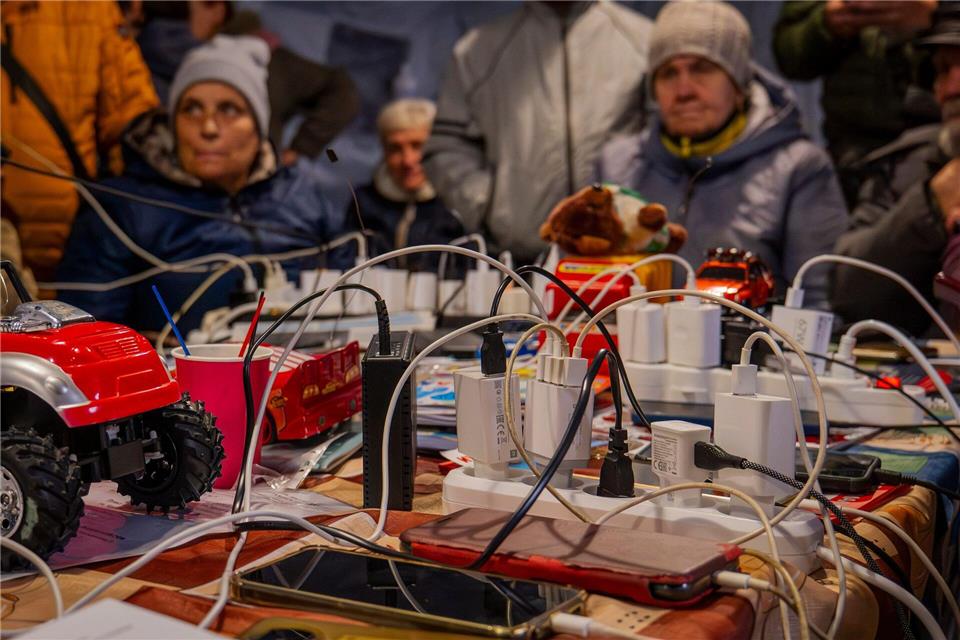 Teile der Ukraine ohne Strom nach russischem Luftangriff Russische Luftangriffe haben in mehreren Regionen der Ukraine die Stromversorgung unterbrochen.Dan Bashakov/AP/dpa