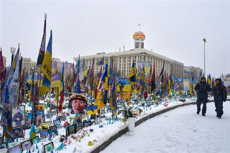 Russische Luftangriffe verschärfen die Not der Ukraine im harten Winter. Efrem Lukatsky/AP/dpa