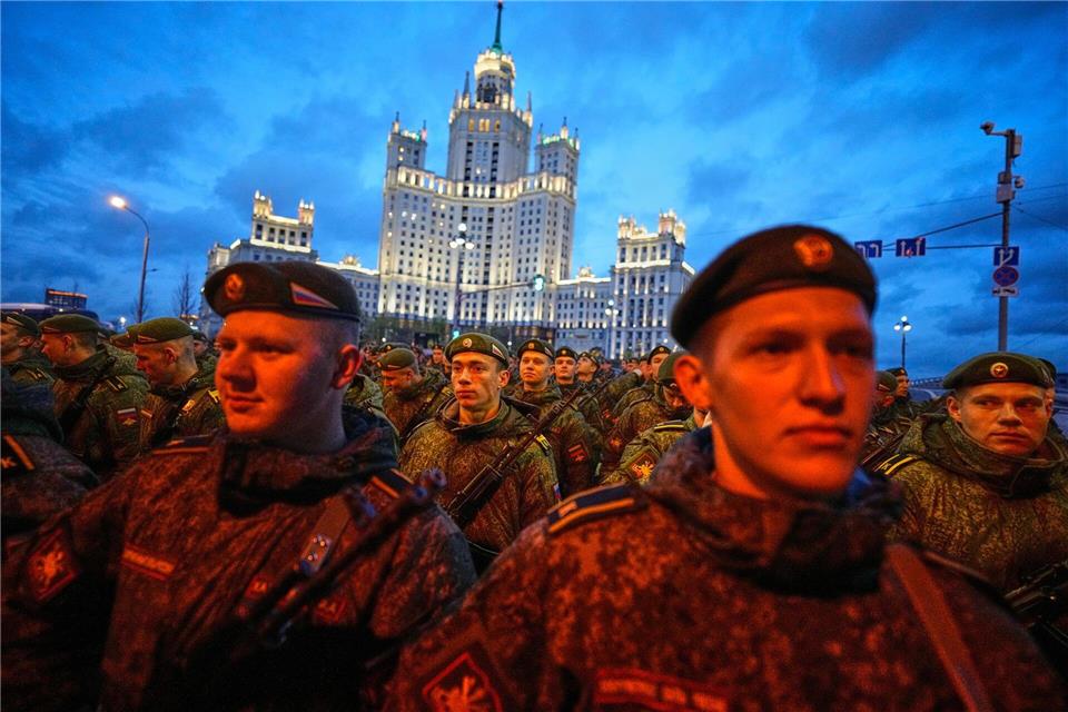 Russische Soldaten bereiten sich in Moskau auf eine Probe der Militärparade zum Tag des Sieges vor.Alexander Zemlianichenko/AP/dpa