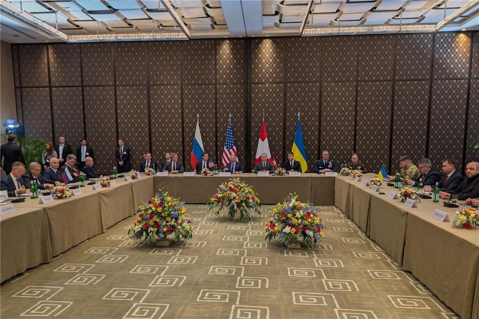 Russische Staatsmedien beschrieben die Verhandlungsatmosphäre als „sehr angespannt“.-/Ukrainian National Security and Defense Council press office/AP/dpa