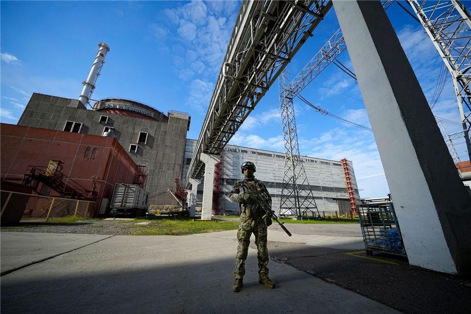 Russische Truppen kontrollieren seit dem Frühjahr 2022 das ukrainische Atomkraftwerk Saporischschja im Südosten des Landes. (Archivbild)-/AP/dpa
