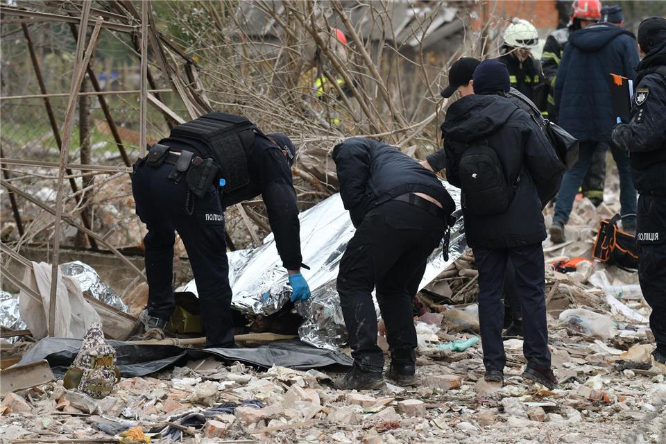 Russischer Nachtangriff trifft die Ukraine.Mykola Tys/AP/dpa