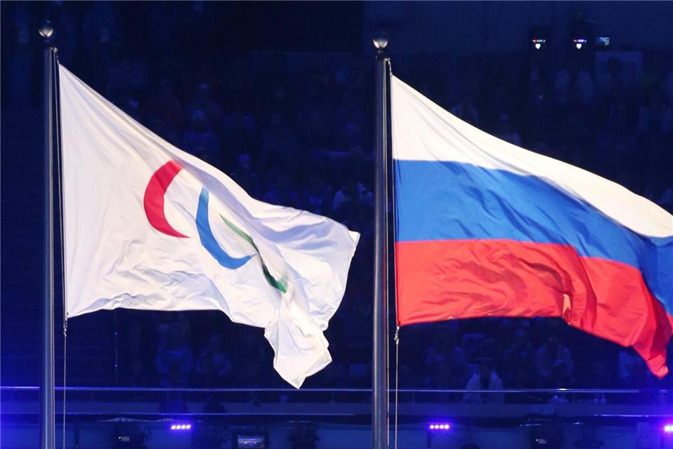 Russland darf bei den Paralympics in Italien wieder unter seiner Nationalflagge starten.Sergei Chirikov/EPA/dpa