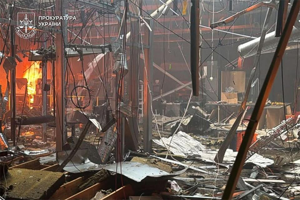 Russland griff das Einkaufszentrum nach ukrainischen Angaben in zwei Wellen an. ---/Staatsanwaltschaft der Ukraine/dpa