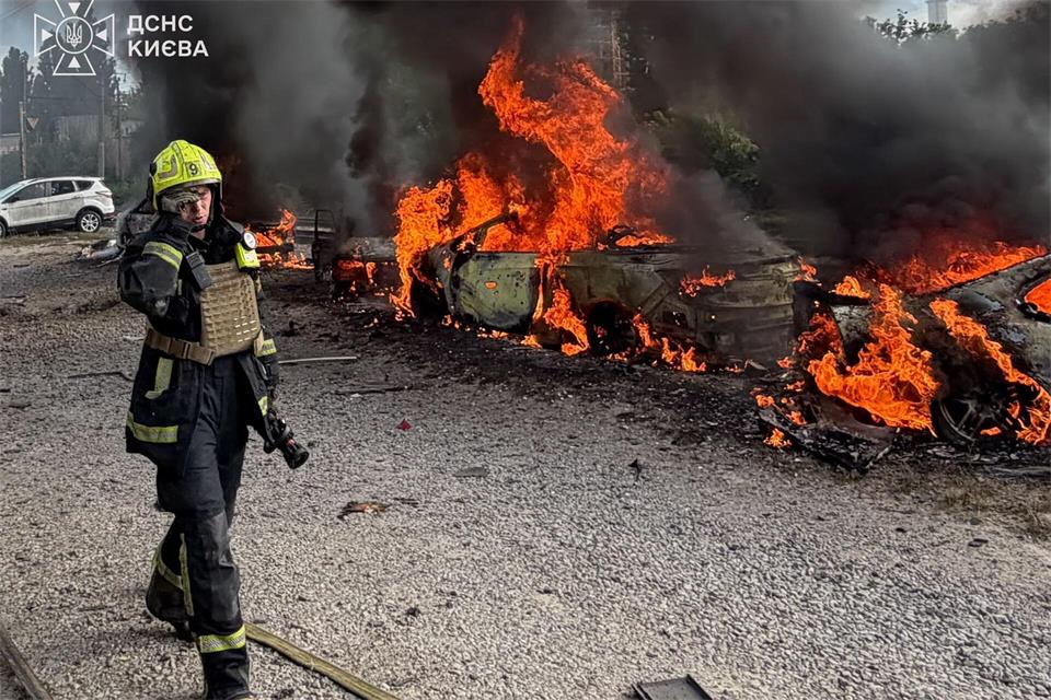 Russland hat auch die ukrainische Hauptstadt Kiew erneut mit Drohnen angegriffen. Uncredited/Ukrainian Emergency Service/AP/dpa