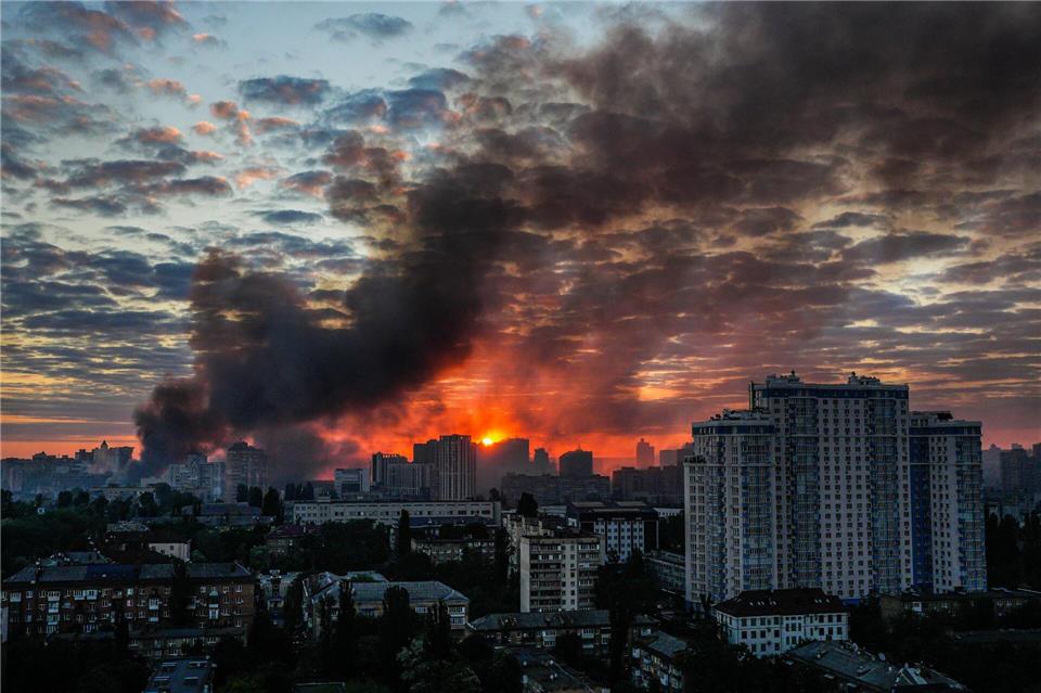 Russland hat die Ukraine in der Nacht zu Sonntag mit einem massiven kombinierten Angriff überzogen. Zoya Shu/AP/dpa