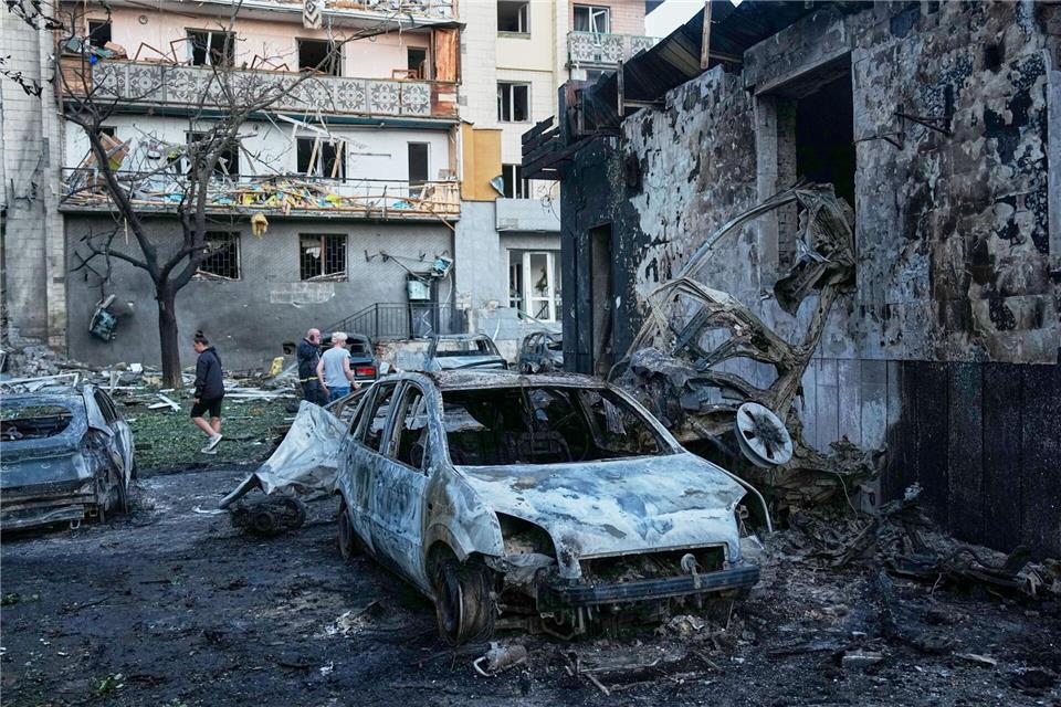 Russland hat die ukrainische Hauptstadt Kiew erneut massiv mit Raketen angegriffen.Efrem Lukatsky/AP/dpa